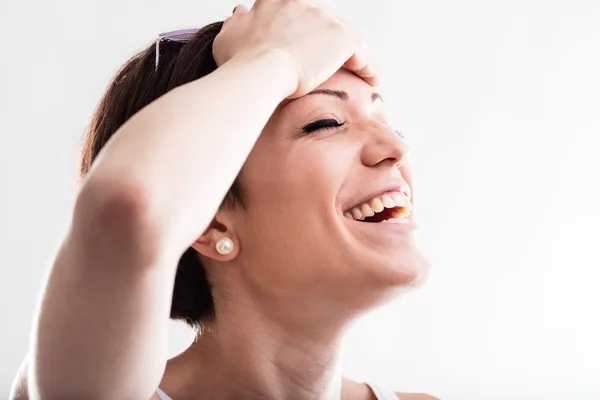 Mulher feliz rindo com a mão na cabeça — Fotografia de Stock