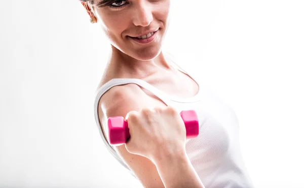 In forma donna sorridente sollevamento pesi — Foto Stock