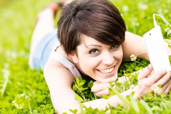 Mujer bastante feliz relajándose con su música — Foto de Stock