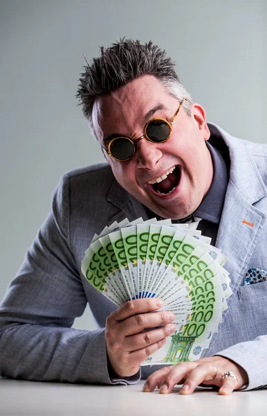 Verrückter Geschäftsmann mit Geld und Sonnenbrille — Stockfoto