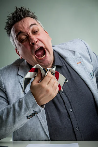 Geschäftsmann niest an seiner Krawatte — Stockfoto