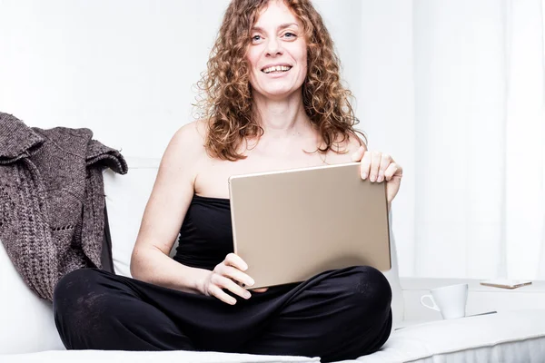 Ευτυχής όμορφη γυναίκα με υπολογιστή και πουλόβερ — Φωτογραφία Αρχείου