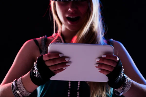 Woman enjoying digital content on a tablet — Stock Photo, Image