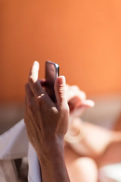 Hand av en kvinna som håller en smartphone — Stockfoto