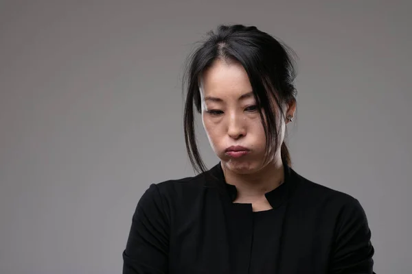 Petulant Schmollende Asiatische Frau Schmollt Ihre Lippen Und Blickt Mit — Stockfoto