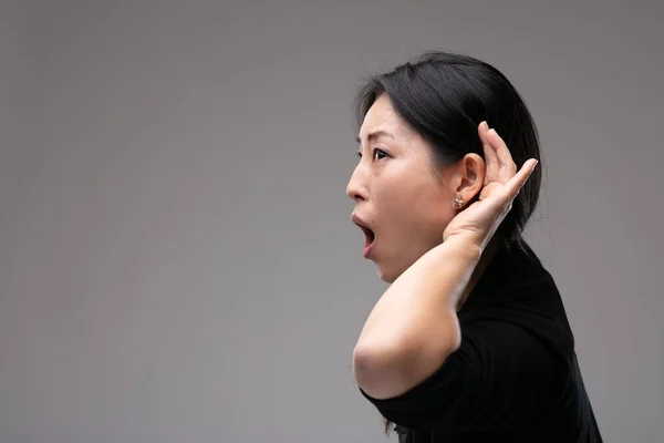 Asiatisk Kvinna Tjuvlyssna Och Hålla Handen Mot Örat Reagerar Chock — Stockfoto