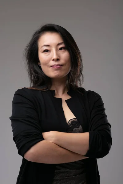Αυτοπεποίθηση Επαγγελματική Ασιατική Γυναίκα Στέκεται Σκέψης Διπλωμένα Χέρια Και Ένα — Φωτογραφία Αρχείου