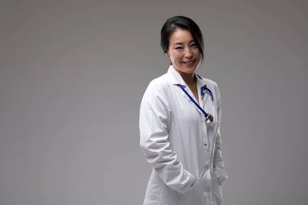 Médico Asiático Sonriente Seguro Bata Laboratorio Pie Con Las Manos — Foto de Stock