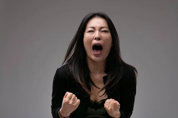 Возбужденная Расстроенная Женщина Кричащая Муках Разочаровании Сжатыми Кулаками Сером Фоне — стоковое фото