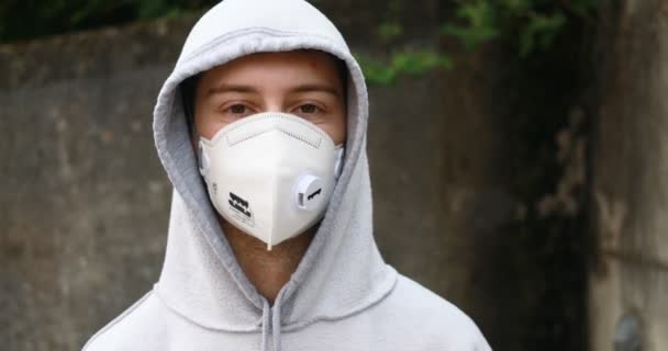 Hombre joven en N95 caminar máscara (SHOR TAKE, selección) — Vídeos de Stock