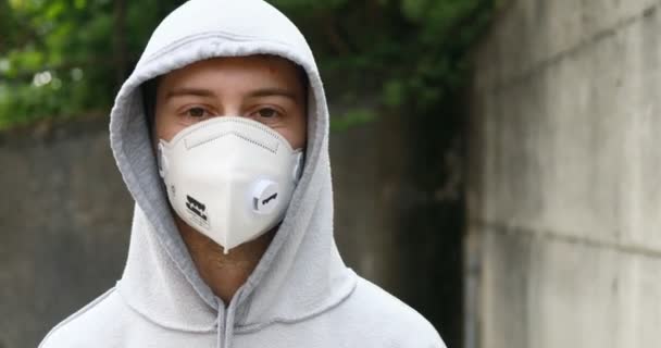 Hombre joven en N95 caminar máscara (SHOR TAKE, selección) — Vídeos de Stock