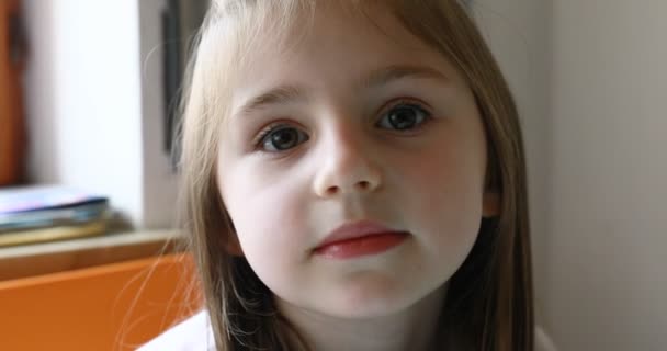 Küçük kız kameranın önünde surat yapıyor. — Stok video