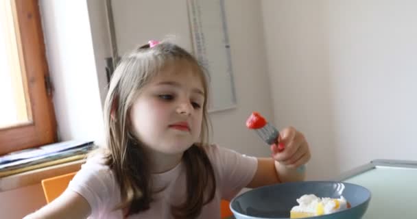 Girl and funny faces and strawberries cake in the kitchen — Stock Video