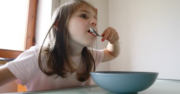 Girl and funny faces and strawberries cake in the kitchen — Stock Video