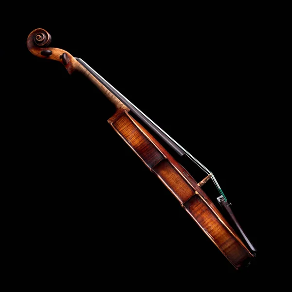 黒い背景に孤立したバロックバイオリンの側面図 — ストック写真