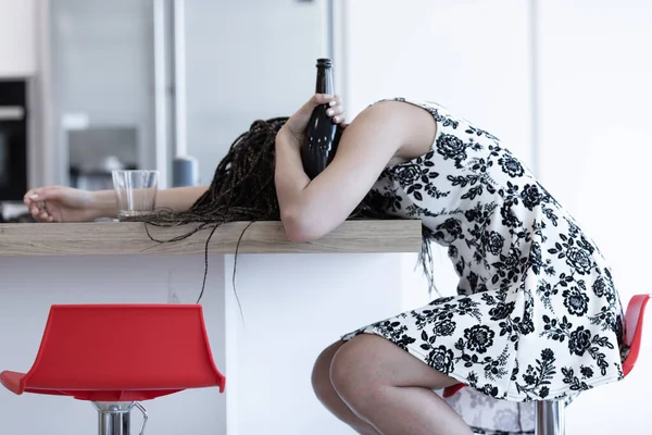 Mujer Joven Borracha Con Pelo Rastas Desmayó Mostrador Cocina Agarrando — Foto de Stock