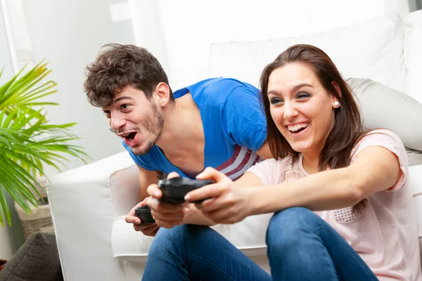 Jong Stel Zit Vloer Gaming Consoles Als Videospelletjes Spelen Samen — Stockfoto