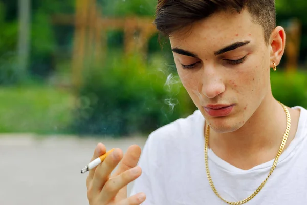Молодий Чоловік Примхливою Шкірою Золотими Сережками Ланцюжком Який Курить Сигарету — стокове фото