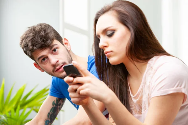 Casal Jovem Sentado Usando Telefone Celular Com Foco Homem Com — Fotografia de Stock