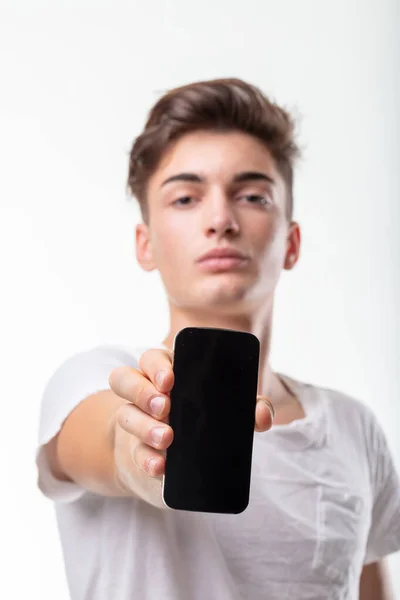 Joven Sosteniendo Teléfono Móvil Blanco Mano Extendió Hacia Cámara Con — Foto de Stock