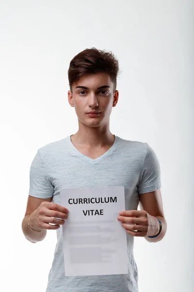 Jeune Homme Portant Une Pancarte Avec Texte Curriculum Vitae Poitrine — Photo