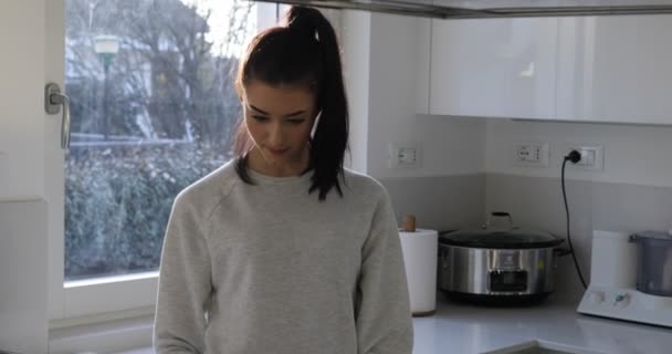 Rosa Smartphone weiße Küche hübsche Frau — Stockvideo