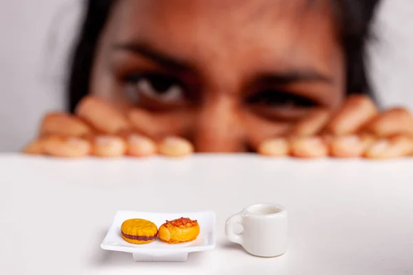 Eyes Woman Gazing Imploringly Camera Miniature Food Plate Mug Coffee — ストック写真
