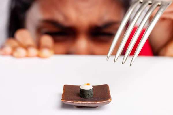 Donna Che Guarda Sushi Piatto Con Disgusto Mentre Prepara Forchetta — Foto Stock