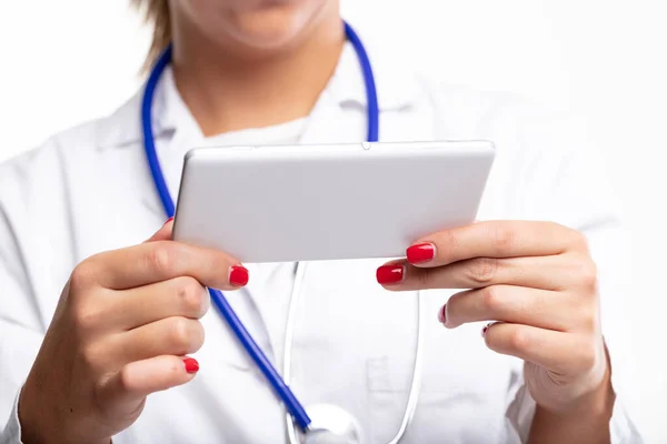 Kobieta Lekarz Lub Pielęgniarka Stetoskopem Trzymająca Smartfona Poziomo Dłoni Tylnym — Zdjęcie stockowe