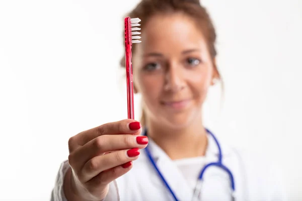 Zahnpflegerin Zahnärztin Oder Hygienikerin Hält Eine Rote Zahnbürste Mit Einem — Stockfoto