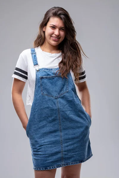 Självsäker Casual Trendig Ung Kvinna Denim Pinafore Står Avslappnad Pose — Stockfoto