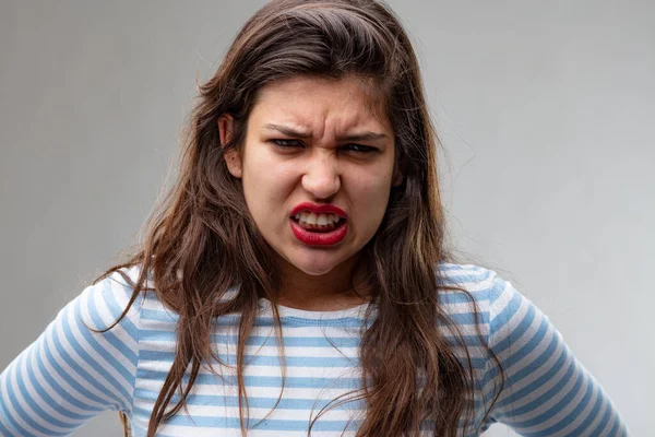 Mujer Joven Enojada Crujiendo Los Dientes Mirando Fijamente Cámara Con — Foto de Stock