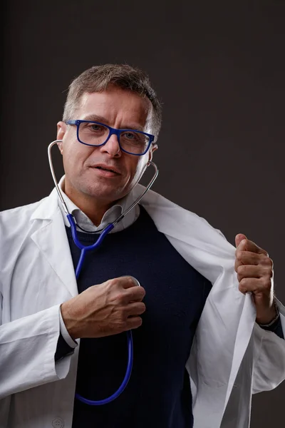 Doctor Cardiologist Wearing Glasses Standing Looking Camera Serious Expression Holding — Stock Photo, Image