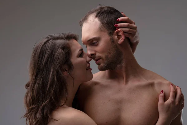 Confiado Hombre Mujer Enamorados Ella Acaricia Suavemente Nuca Cuello Trae — Foto de Stock