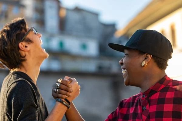 Güzel Bir Şakayı Paylaşan Iki Genç Adam Birlikte Gülüyor Kapalı — Stok fotoğraf