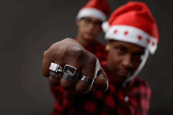 Jovem Negro Vestindo Chapéu Papai Noel Para Celebrar Natal Vários — Fotografia de Stock