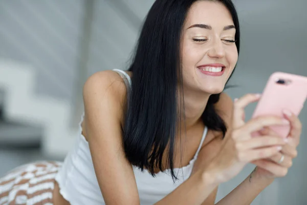 Joyeux Jeune Femme Avec Sourire Joyeux Vif Utilisant Son Téléphone — Photo