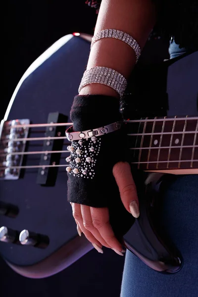 Gitarist Draagt Een Stijlvolle Geborduurde Kralen Handschoen Een Close Haar — Stockfoto