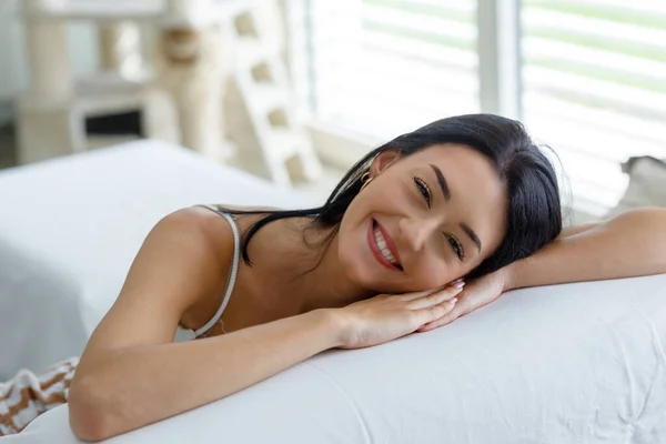 Mulher Bonita Com Sorriso Amigável Sincero Encantador Relaxante Descansando Cabeça — Fotografia de Stock
