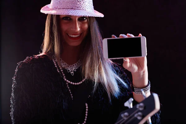 Glamorosa Mujer Moda Con Sombrero Elegante Joyas Sonriendo Sosteniendo Teléfono — Foto de Stock