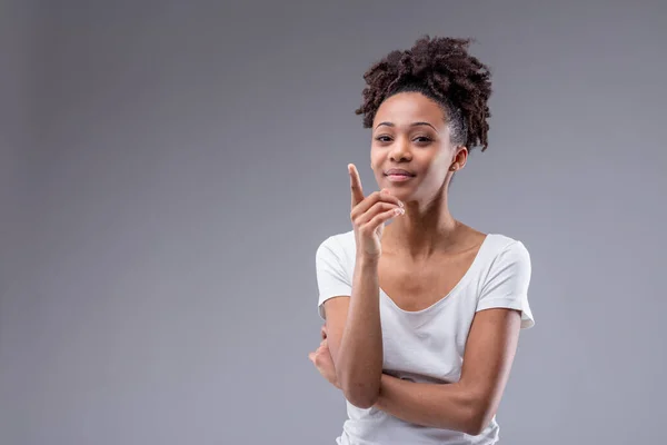 Lächelnde Junge Frau Hebt Den Finger Wenn Sie Einen Punkt — Stockfoto
