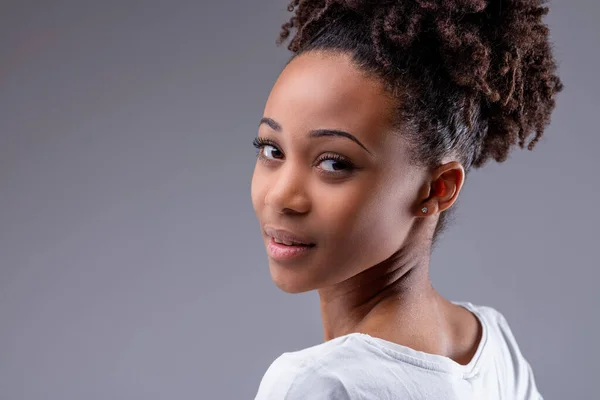Bastante Joven Adolescente Negra Mirando Por Encima Hombro Cámara Con — Foto de Stock