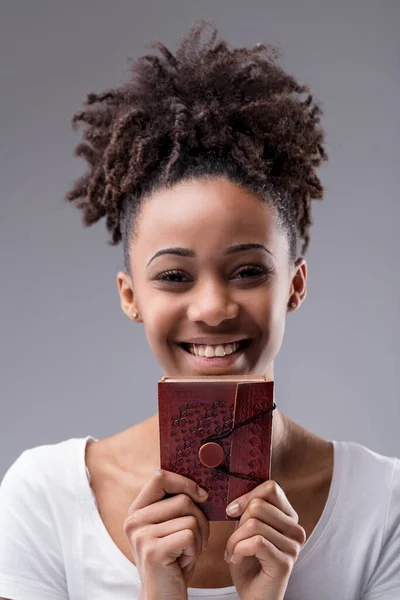 Vivacious Feliz Jovem Com Sorriso Radiante Segurando Diário Couro Amarrado — Fotografia de Stock