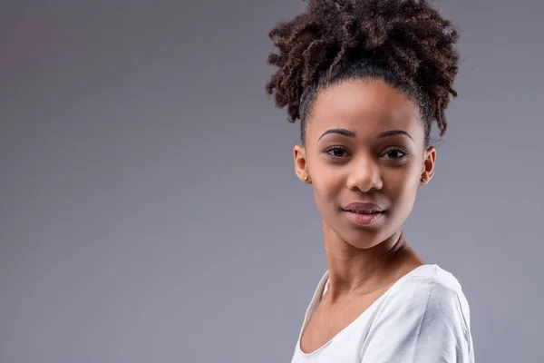 Jovem Mulher Negra Voltando Para Olhar Para Câmera Sobre Ombro — Fotografia de Stock