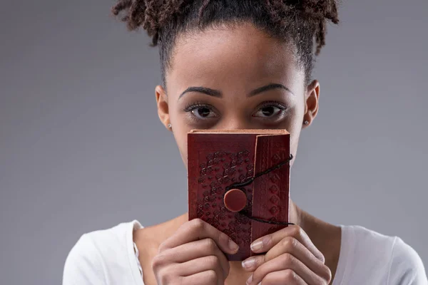 Deri Ciltli Bir Mandıranın Üzerinden Bakan Sevimli Genç Siyahi Kadın — Stok fotoğraf