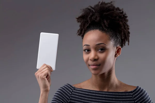 Ernstige Jonge Zwarte Vrouw Houdt Een Moderne Mobiele Telefoon Tentoongesteld — Stockfoto