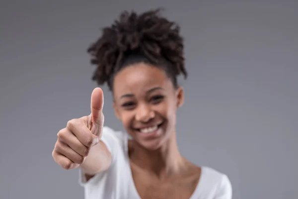 Glücklich Lächelndes Junges Schwarzes Teenagermädchen Das Eine Geste Des Erfolgs — Stockfoto