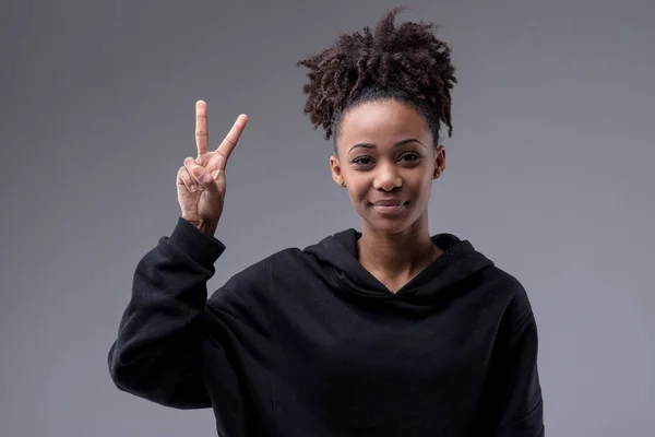 Studio Ritratto Una Giovane Bella Donna Afroamericana Sorridente Mentre Mostra — Foto Stock