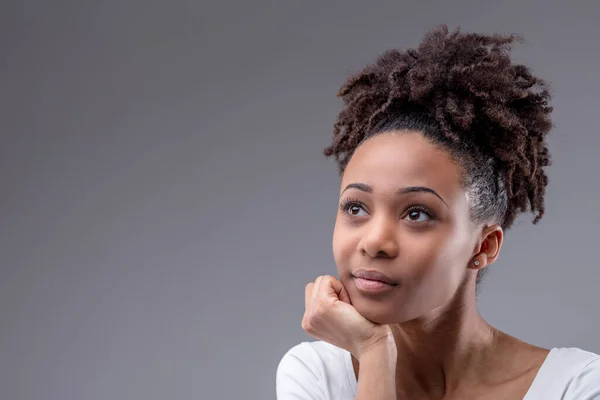 Serious Jovem Mulher Negra Sentado Pensando Profundamente Com Queixo Descansando — Fotografia de Stock