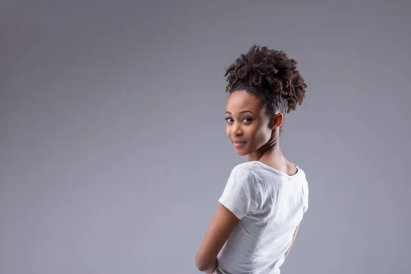 Jovem Mulher Negra Olhando Para Trás Para Câmera Sobre Ombro — Fotografia de Stock